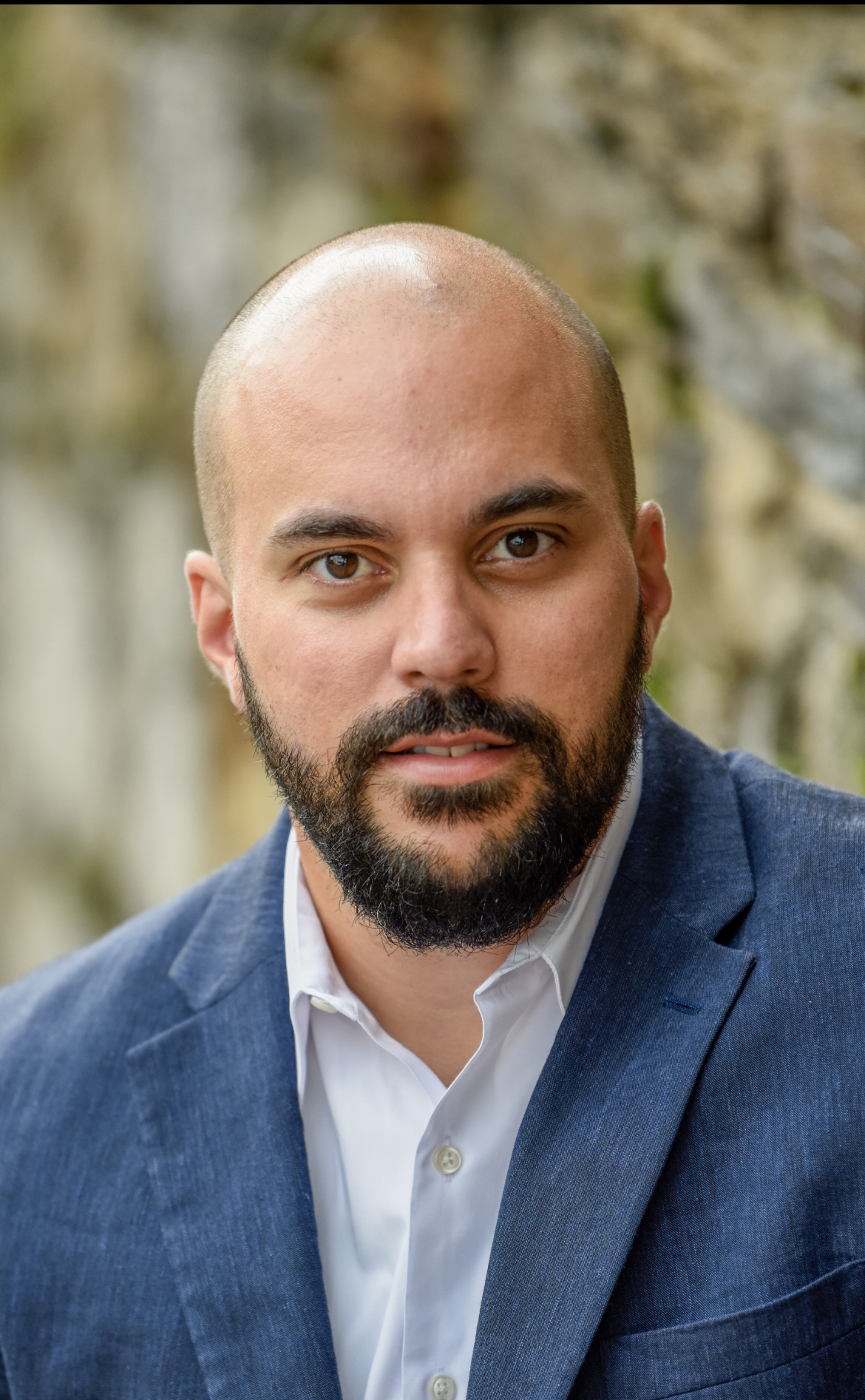Professional portrait of Everton Morais, Portuguese–English conference interpreter